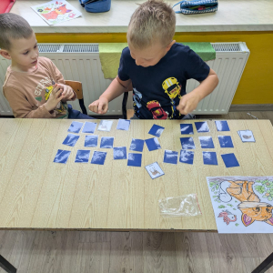 Zajęcia kształtujące świadomość ekologiczną/Mieszkańcy lasu-praca plastyczna i zwierzęca gra Memo/listopad 2025/0b