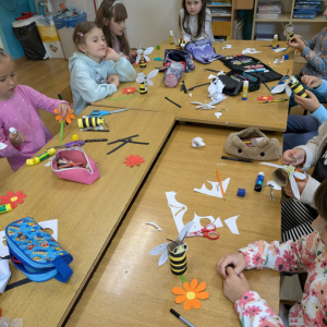 Zajęcia kształtujące świadomość ekologiczną/Pszczoły-praca plastyczno-techniczna/maj 2025/0b