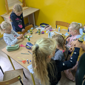 Zajęcia kształtujące świadomość ekologiczną/Pszczoły-praca plastyczno-techniczna/wrzesień 2025/0b