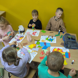 Zajęcia kształtujące świadomość ekologiczną/Praca plastyczno - techniczna - Jesienne drzewa-mozaika/październik 2025/0b