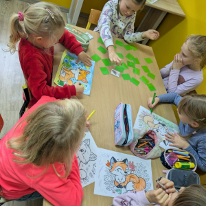 Zajęcia kształtujące świadomość ekologiczną/Mieszkańcy lasu-praca plastyczna i zwierzęca gra Memo/listopad 2025/0b