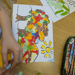 Zajęcia kształtujące świadomość ekologiczną/Praca plastyczno - techniczna - Jesienne drzewa-mozaika/październik 2025/0b