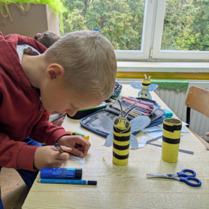 Zajęcia kształtujące świadomość ekologiczną/Pszczoły-praca plastyczno-techniczna/wrzesień 2025/0b