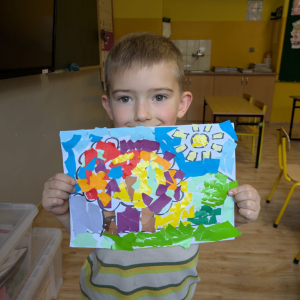 Zajęcia kształtujące świadomość ekologiczną/Praca plastyczno - techniczna - Jesienne drzewa-mozaika/październik 2025/0b