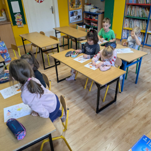 Zajęcia kształtujące świadomość ekologiczną/Mieszkańcy lasu-praca plastyczna i zwierzęca gra Memo/listopad 2025/0b