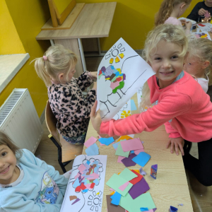 Zajęcia kształtujące świadomość ekologiczną/Praca plastyczno - techniczna - Jesienne drzewa-mozaika/październik 2025/0b