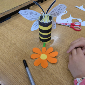 Zajęcia kształtujące świadomość ekologiczną/Pszczoły-praca plastyczno-techniczna/maj 2025/0b